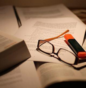 在微弱燈光下看書(shū)真的會(huì)傷眼睛嗎？