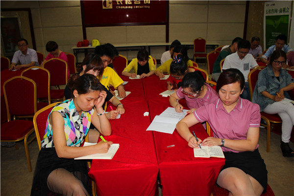 現場認真做作業(yè)的易視界伙伴們