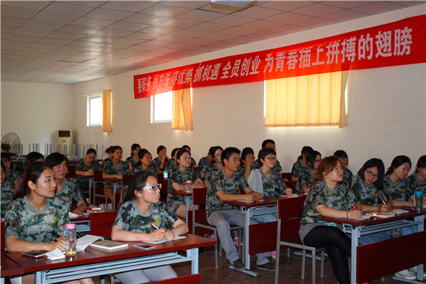 易視界伙伴們?cè)谡J(rèn)真聽講