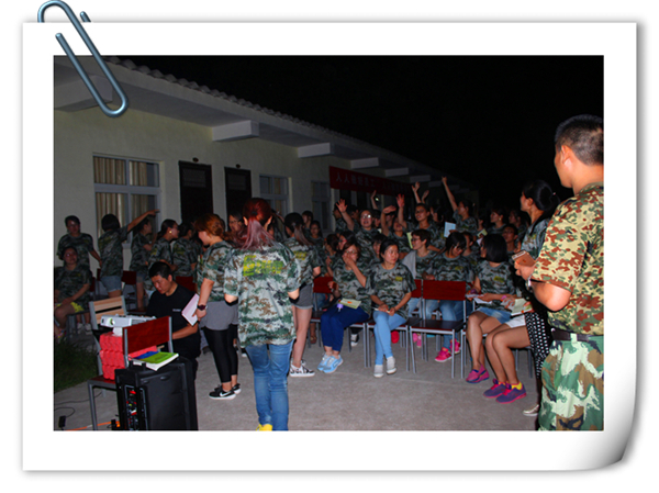 易視界伙伴們露天觀看電影<當(dāng)幸福來(lái)敲門>