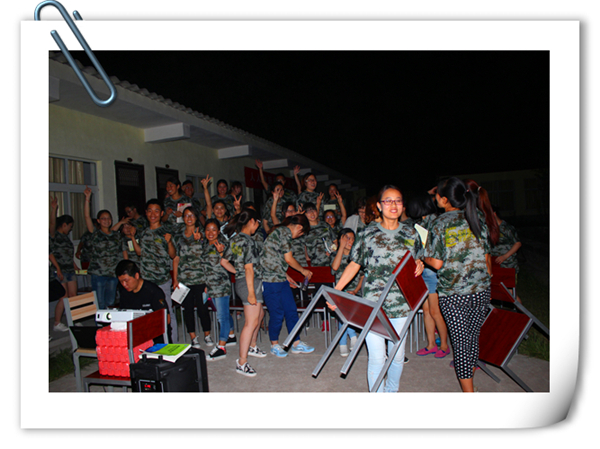 易視界伙伴們露天觀看電影<當(dāng)幸福來(lái)敲門>