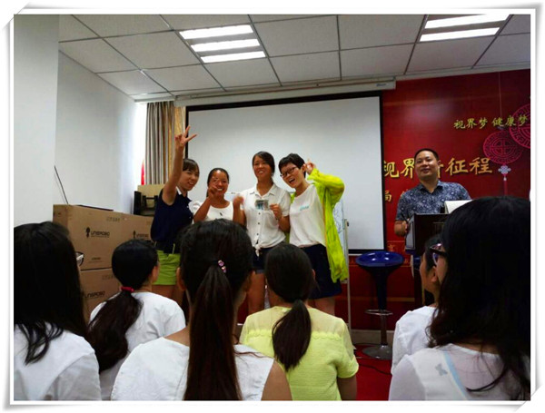 易視界獲勝的小伙伴們上臺領獎