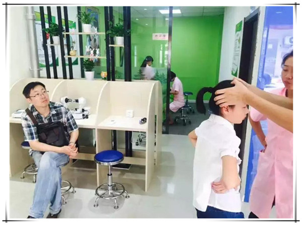 易視界工作人員正為小客戶(hù)做檢查