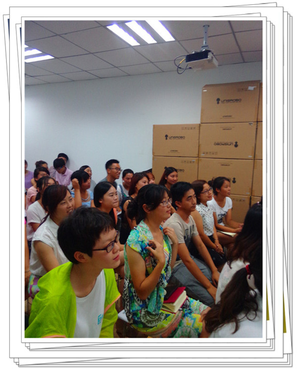 易視界伙伴們認真聽講