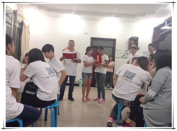 為優(yōu)秀伙伴們頒獎獎品