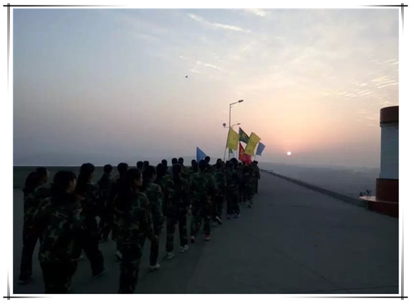 易視界精英們迎著太陽(yáng)奔跑