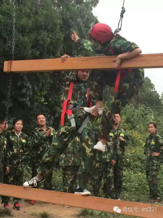 易視界“蝶變2015，野外拓展訓(xùn)練”完美收工