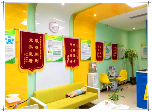 易視界店面效果方面奇特收到家長(zhǎng)贈(zèng)送的錦旗