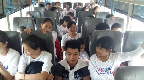 小朋友們?cè)诨貋?lái)的路上