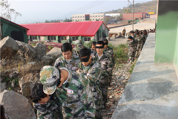 盲人一路護送啞人