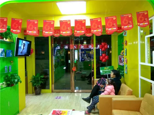 家長在認真觀看易視界云電視播放的節(jié)目