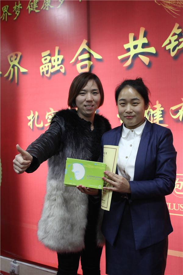 易視界表現(xiàn)優(yōu)秀的伙伴上臺領(lǐng)獎