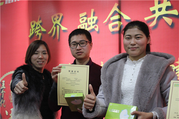 易視界表現(xiàn)優(yōu)秀的小伙伴上臺領(lǐng)獎