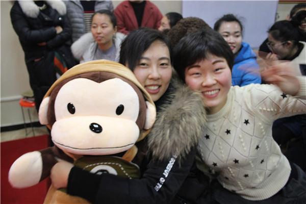 易視界表現(xiàn)優(yōu)秀的小伙伴上臺(tái)抽獎(jiǎng)