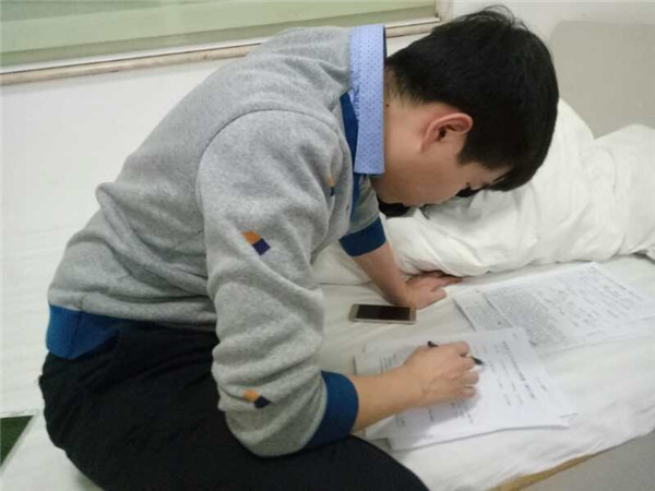 易視界老師認(rèn)真改卷中