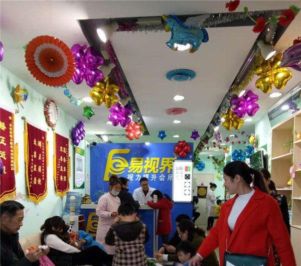 易視界提升效果好 家長(zhǎng)相繼送來錦旗表示感謝