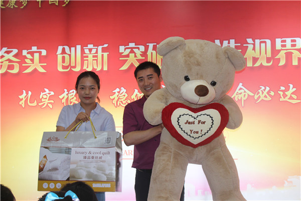 易視界表現(xiàn)優(yōu)秀的伙伴上臺領取獎品