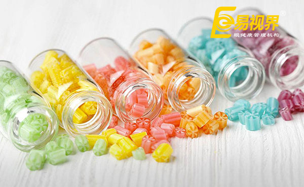 5歲女孩酷愛(ài)甜食致300度近視_易視界