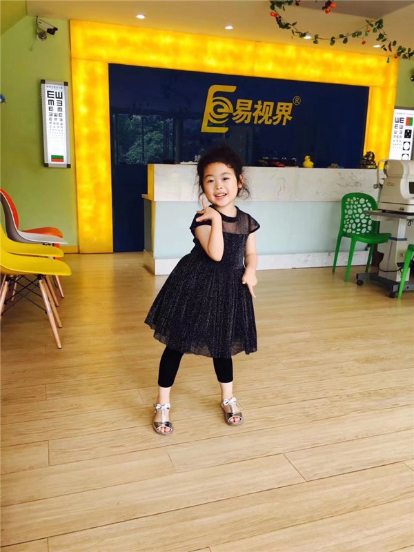 愛(ài)護(hù)孩子眼睛易視界人一直在行動(dòng)