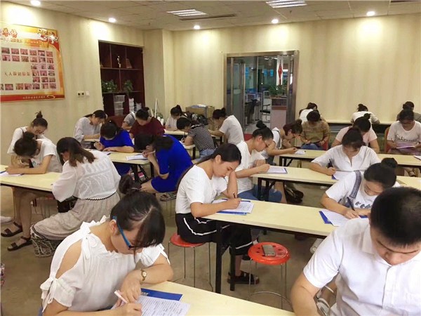 易視界小伙伴們?cè)谡J(rèn)真寫(xiě)著試卷