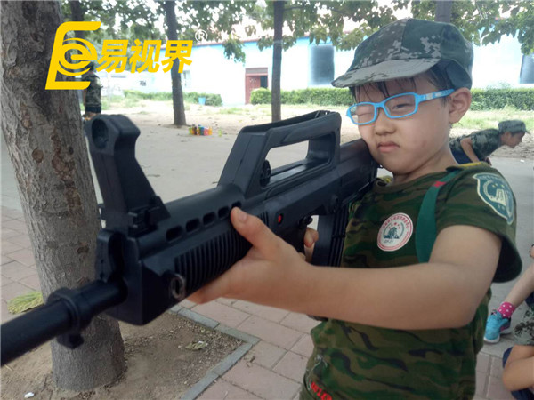 小伙伴們打起搶來(lái)也是有模有樣