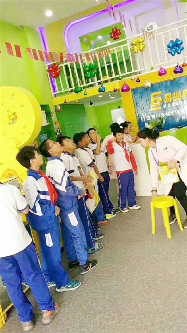 排隊進店檢查視力的小朋友們