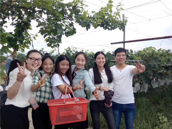 摘到葡萄的易視界伙伴們也十分開(kāi)心
