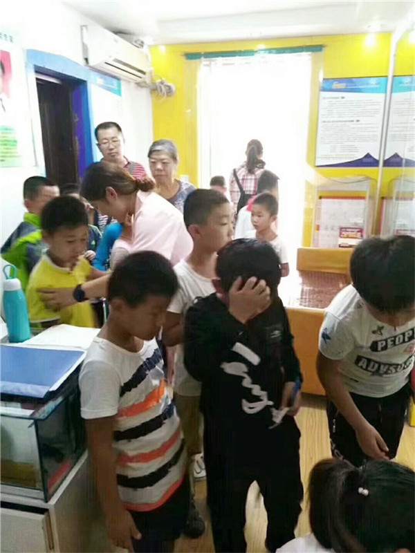 家長帶著孩子進店檢查視力，十分熱鬧