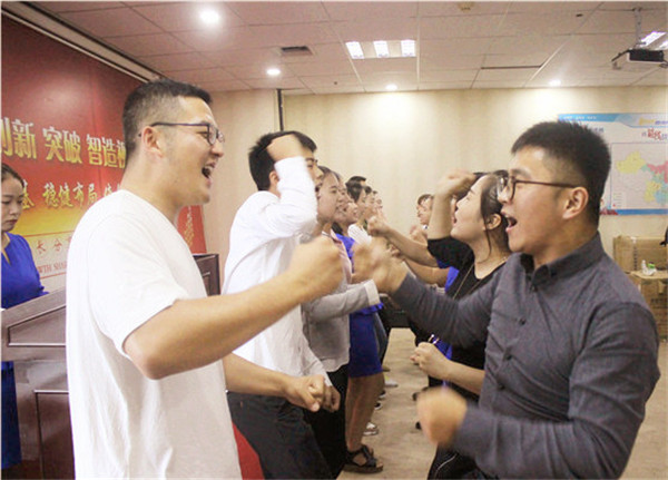 相互打氣加油，這就易視界團隊精神