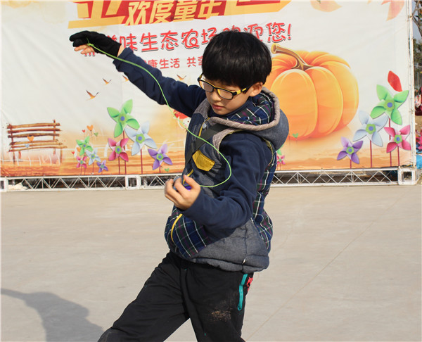 自嗨起來(lái)的孩子