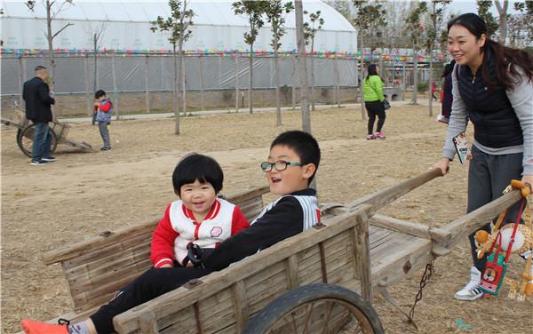 體驗(yàn)坐架子車(chē)的孩子們