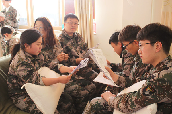 易視界小伙伴們認真學(xué)習(xí)中