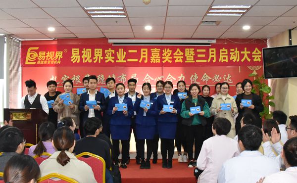 入職滿一年的小伙伴上臺領取感恩眼貼