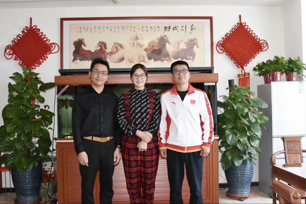 北京雙奧集團(tuán)尤小龍總裁、中國(guó)著名戲歌雙棲明星、66國(guó)選美國(guó)際皇后王光姣與易視界陶總合影