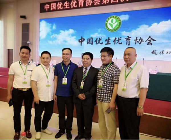 易視界陶總與眼病防治技術(shù)專(zhuān)業(yè)委員會(huì)全體專(zhuān)家及相關(guān)成員共同合影