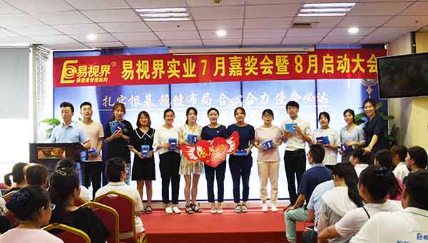 入職滿一年員工領(lǐng)取感恩獎(jiǎng)