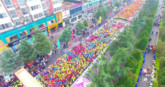 2019首屆淅川國(guó)際半程馬拉松激情開(kāi)跑，易視界石斛手機(jī)眼貼榮耀冠名贊助