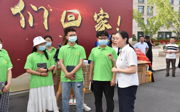 同學(xué)們認真聆聽院知名(侯小坤院長)講話