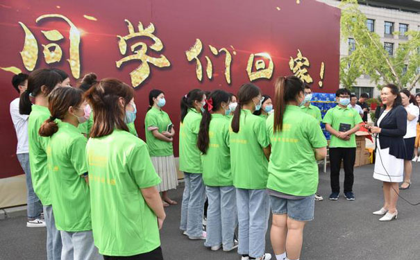 同學(xué)們認真聆聽校知名(郭媛副校長)講話