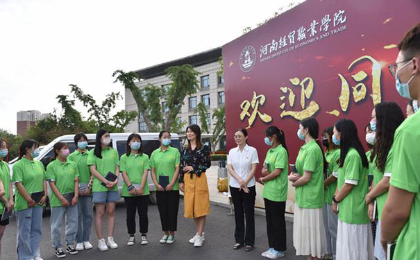 同學(xué)們認真聆聽院知名知名(楊曉燕書記)講話