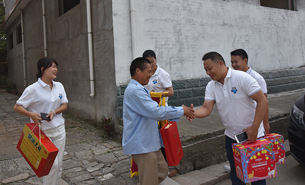 易視界創(chuàng)始人岳總和高層人員的到來，史亞男家人表示熱烈的歡迎