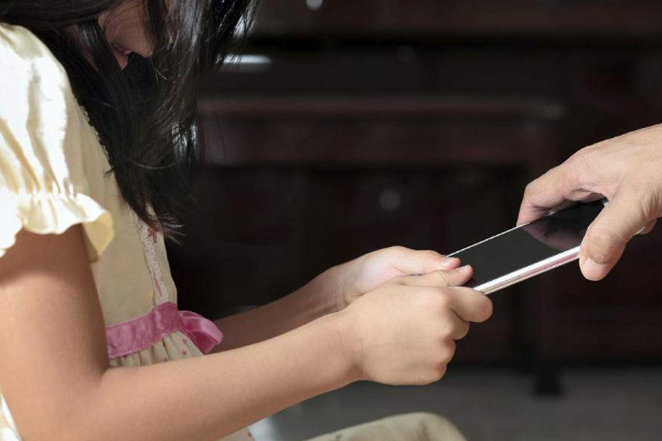 孩子要玩手機(jī)，爸媽應(yīng)該怎么辦