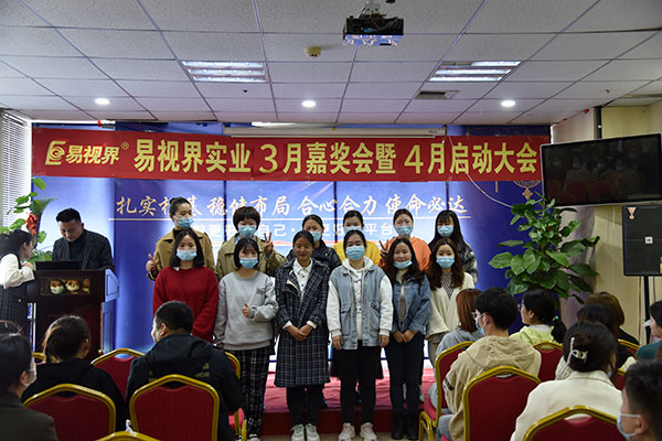 3月份表現(xiàn)優(yōu)秀的伙伴上臺領(lǐng)獎