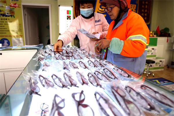 愛心聚焦！易視界300多副老花鏡暖了環(huán)衛(wèi)工人的心！