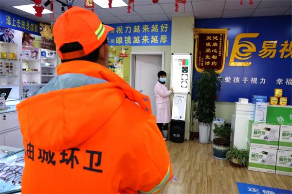 愛心聚焦！易視界300多副老花鏡暖了環(huán)衛(wèi)工人的心！
