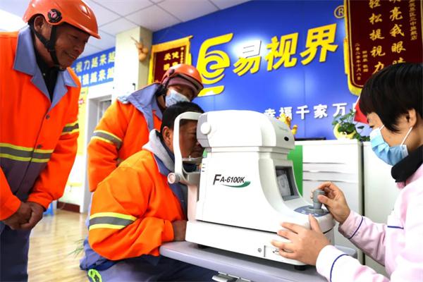 愛心聚焦！易視界300多副老花鏡暖了環(huán)衛(wèi)工人的心！