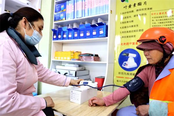 愛心聚焦！易視界300多副老花鏡暖了環(huán)衛(wèi)工人的心！