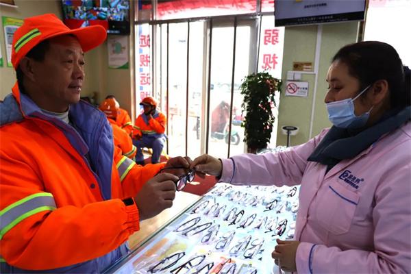 愛心聚焦！易視界300多副老花鏡暖了環(huán)衛(wèi)工人的心！