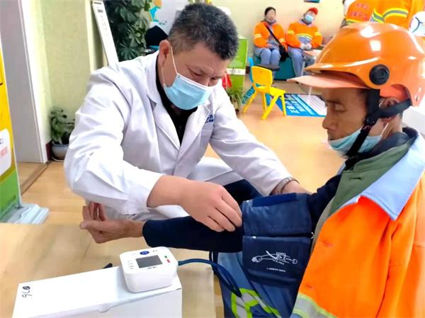 愛心聚焦！易視界300多副老花鏡暖了環(huán)衛(wèi)工人的心！