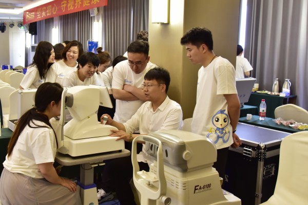 認真跟老師學習中